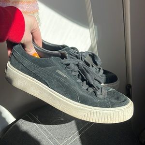 LAST CHANCE Black puma suede sneakers